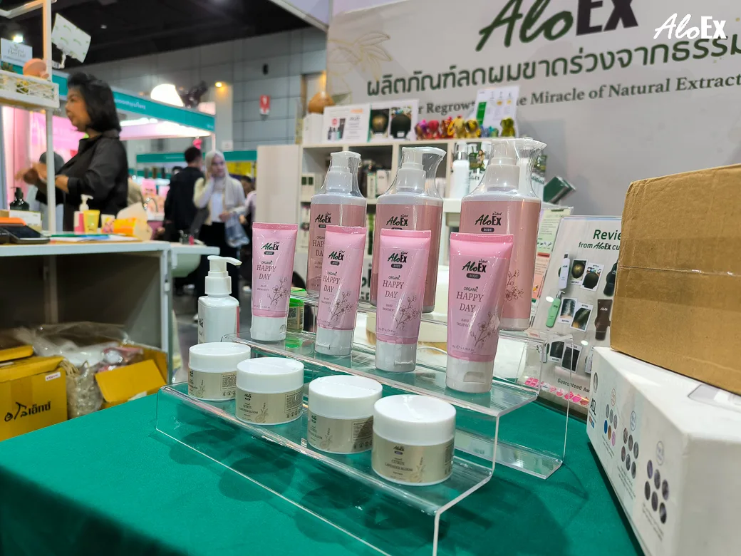 ผลิตภัณฑ์ AloEx Bath Gel กลิ่น Happy Day และ Hair Mask ที่จัดแสดงที่บูธ B20