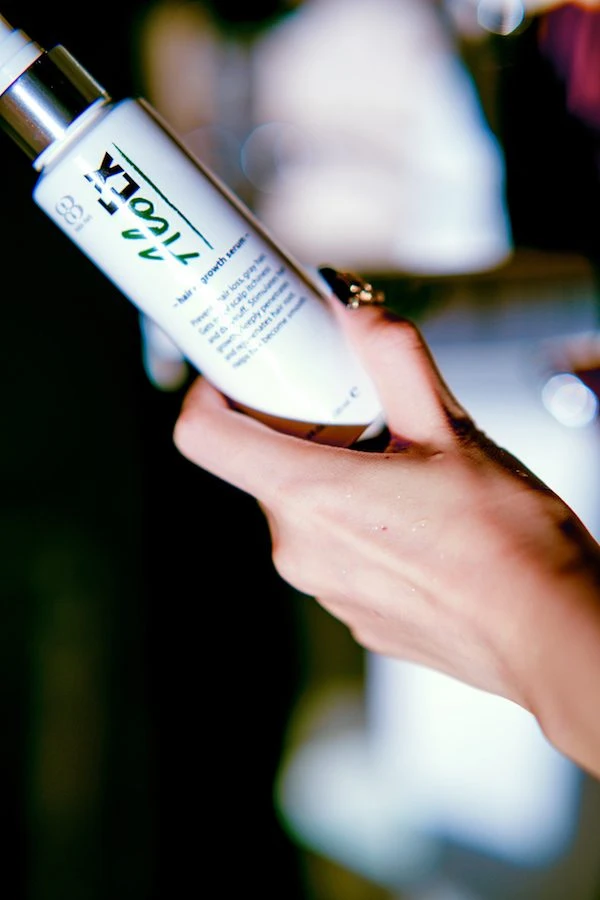 ขวดเซรั่ม AloEx Hair Regrowth แบบสเปรย์