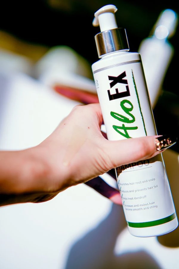 ฉีดเซรั่ม AloEx ให้ทั่วหนังศีรษะก่อนนอน
