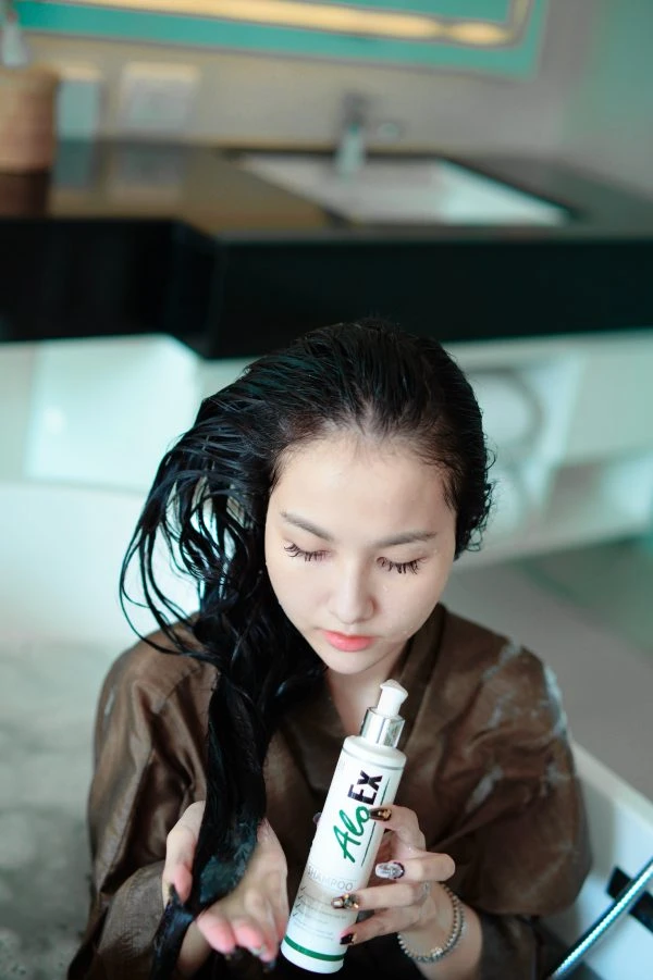 ล้างผมให้สะอาดด้วยน้ำเย็นทุกอณูหนังศีรษะ