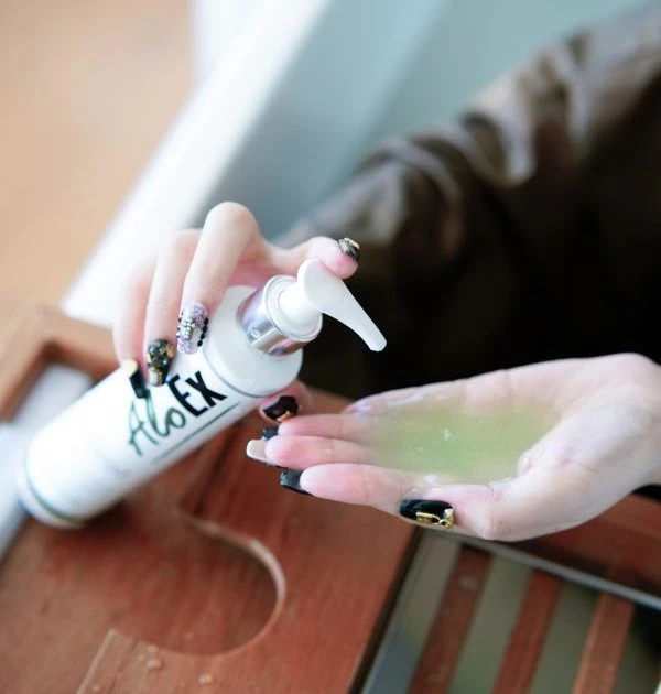 เนื้อแชมพู AloEx เจลสีเขียวใสกลิ่นสมุนไพร