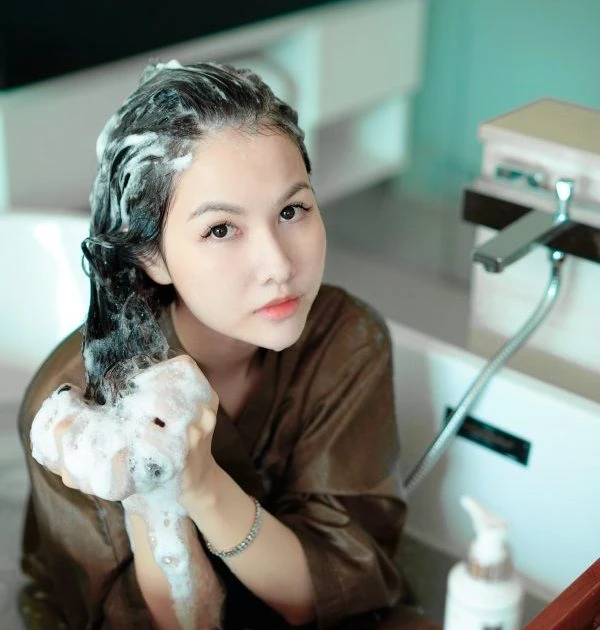 สีแชมพู AloEx เขียวอมเหลืองสดใสจากสมุนไพรธรรมชาติ