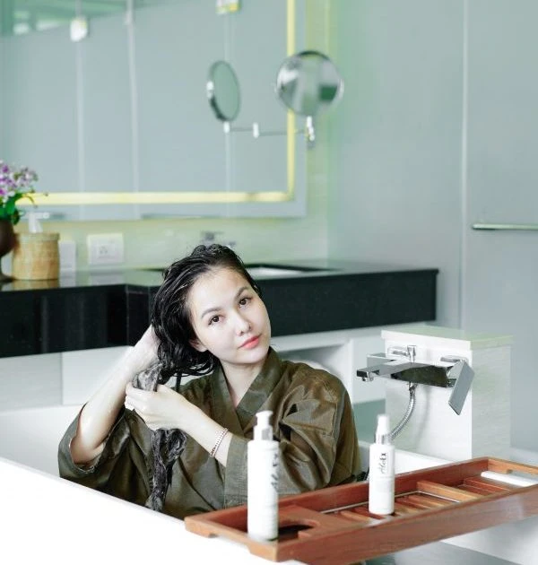 นวดหนังศีรษะด้วยอุ้งนิ้วเบาๆ ระหว่างสระผม