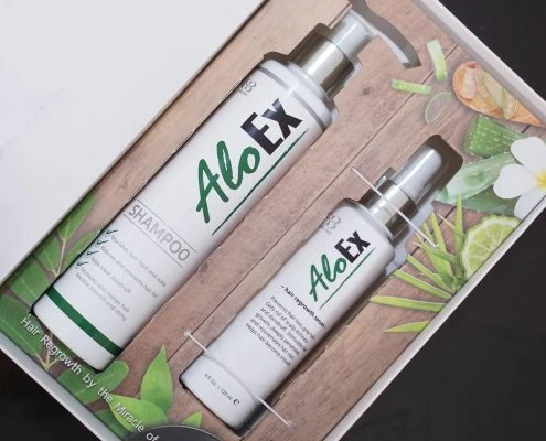ขวดแชมพูและเซรั่ม AloEx เรียงในกล่องอย่างเป็นระเบียบ