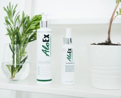 ขั้นตอนที่ 1 สระผมด้วย AloEx Hair Regrowth Shampoo ขจัดสิ่งสกปรกและ Detox หนังศีรษะ