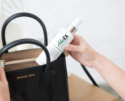ขั้นตอนที่ 2 ฉีด AloEx Hair Regrowth Serum ที่หนังศีรษะหลังสระผมเสร็จ