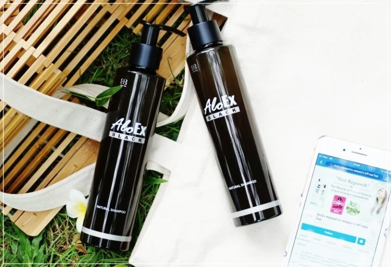 ผู้รีวิวกำลังใช้ผลิตภัณฑ์ AloEx แชมพูและเซรั่มบำรุงเส้นผม
