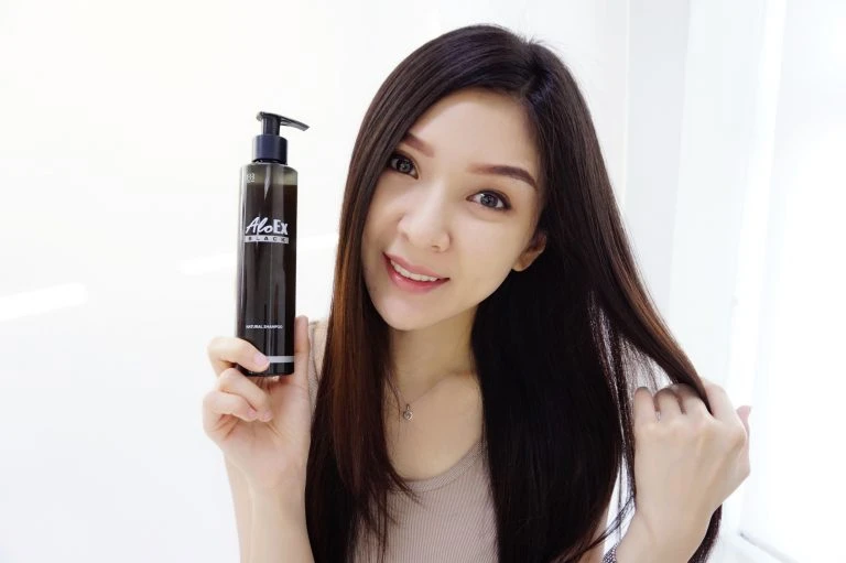 ผู้รีวิวยิ้มพร้อมผลิตภัณฑ์ AloEx ประทับใจผมสวยแข็งแรงขึ้น